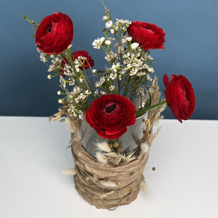 Настольная композиция на ресепшен с красными ранункулюсами